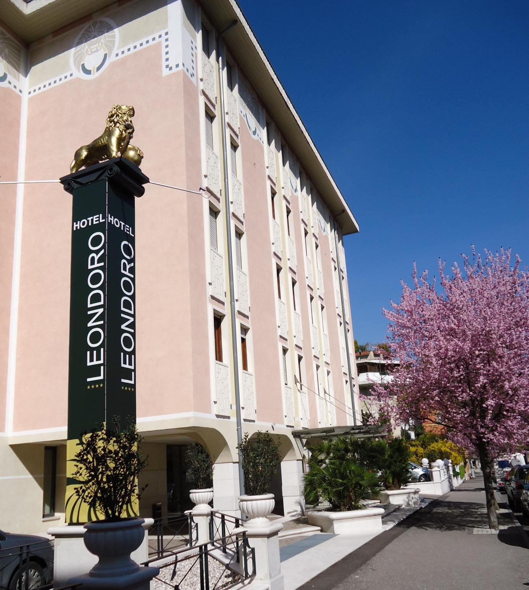 Hotel Leon D'Oro Роверето Экстерьер фото