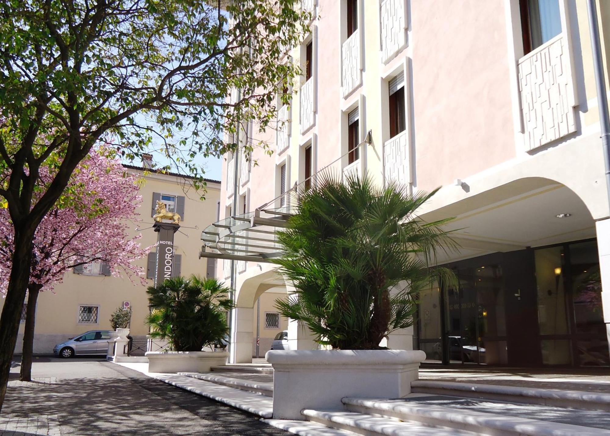 Hotel Leon D'Oro Роверето Экстерьер фото